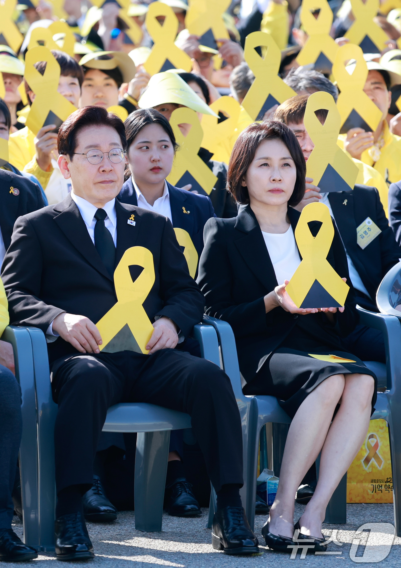 (안산=뉴스1) 허경 기자 = 이재명 대통령과 김혜경 여사가 16일 경기 안산 단원구 화랑유원지에서 열린 세월호 참사 12주기 기억식에서 노란 리본 피켓을 들고 있다. (청와대통신 …