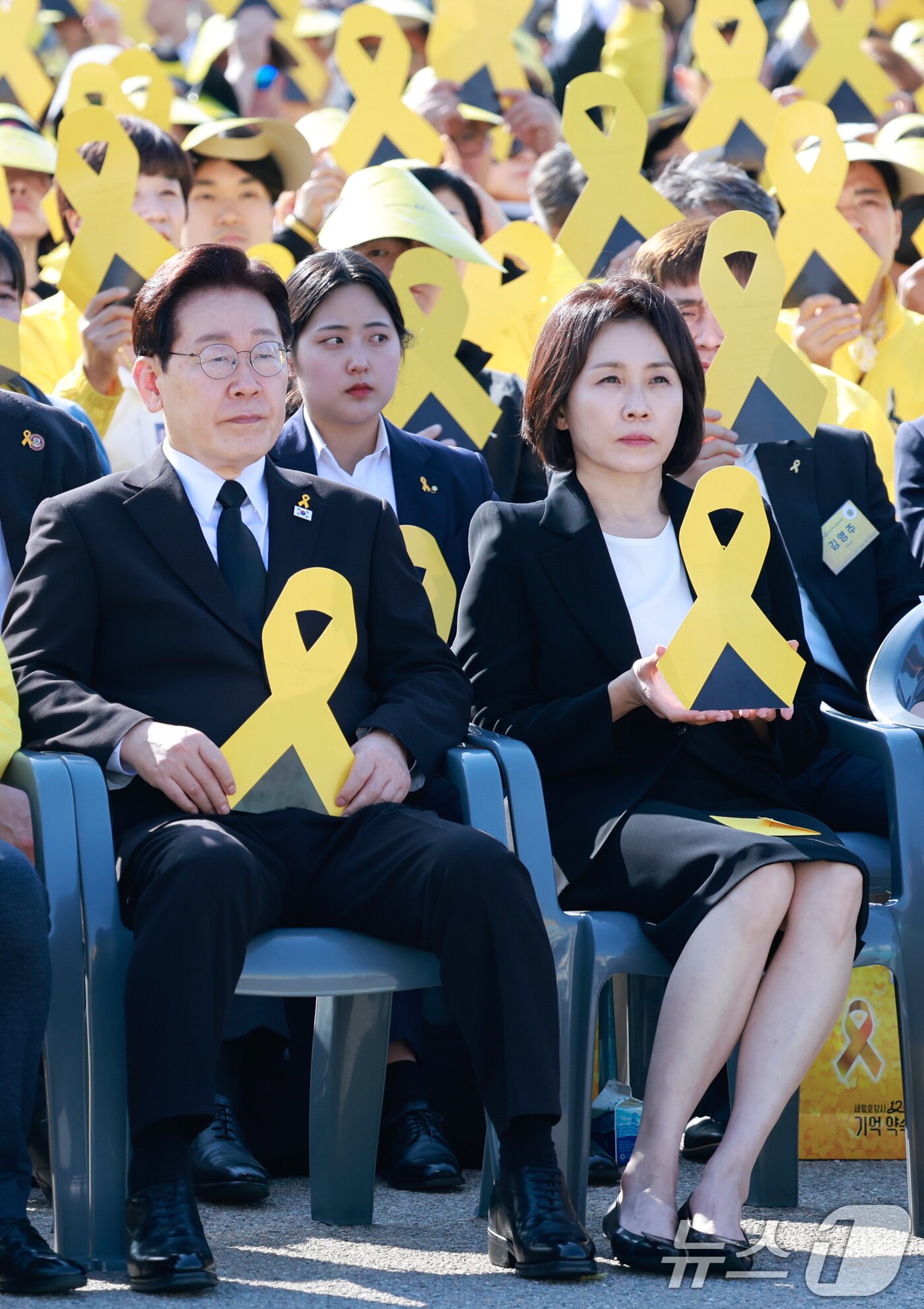본문 이미지 - 이재명 대통령과 김혜경 여사가 16일 경기 안산 단원구 화랑유원지에서 열린 세월호 참사 12주기 기억식에서 노란 리본 피켓을 들고 있다. (청와대통신사진기자단) 2026.4.16 ⓒ 뉴스1 허경 기자