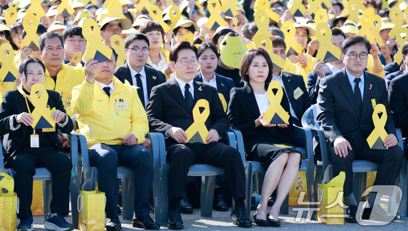 (안산=뉴스1) 허경 기자 = 이재명 대통령과 김혜경 여사가 16일 경기 안산 단원구 화랑유원지에서 열린 세월호 참사 12주기 기억식에서 노란 리본 피켓을 들고 있다. (청와대통신 …