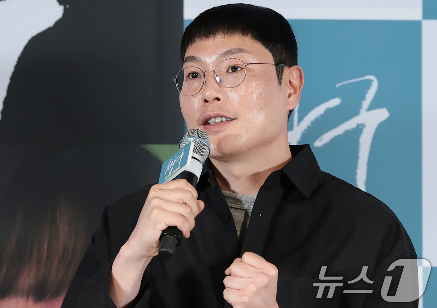 (서울=뉴스1) 권현진 기자 = 오성호 감독이 16일 서울 용산구 CGV용산아이파크몰에서 열린 영화 '짱구'(감독 정우, 오성호) 언론시사회에 참석해 취재진 질문에 답하고 있다.' …