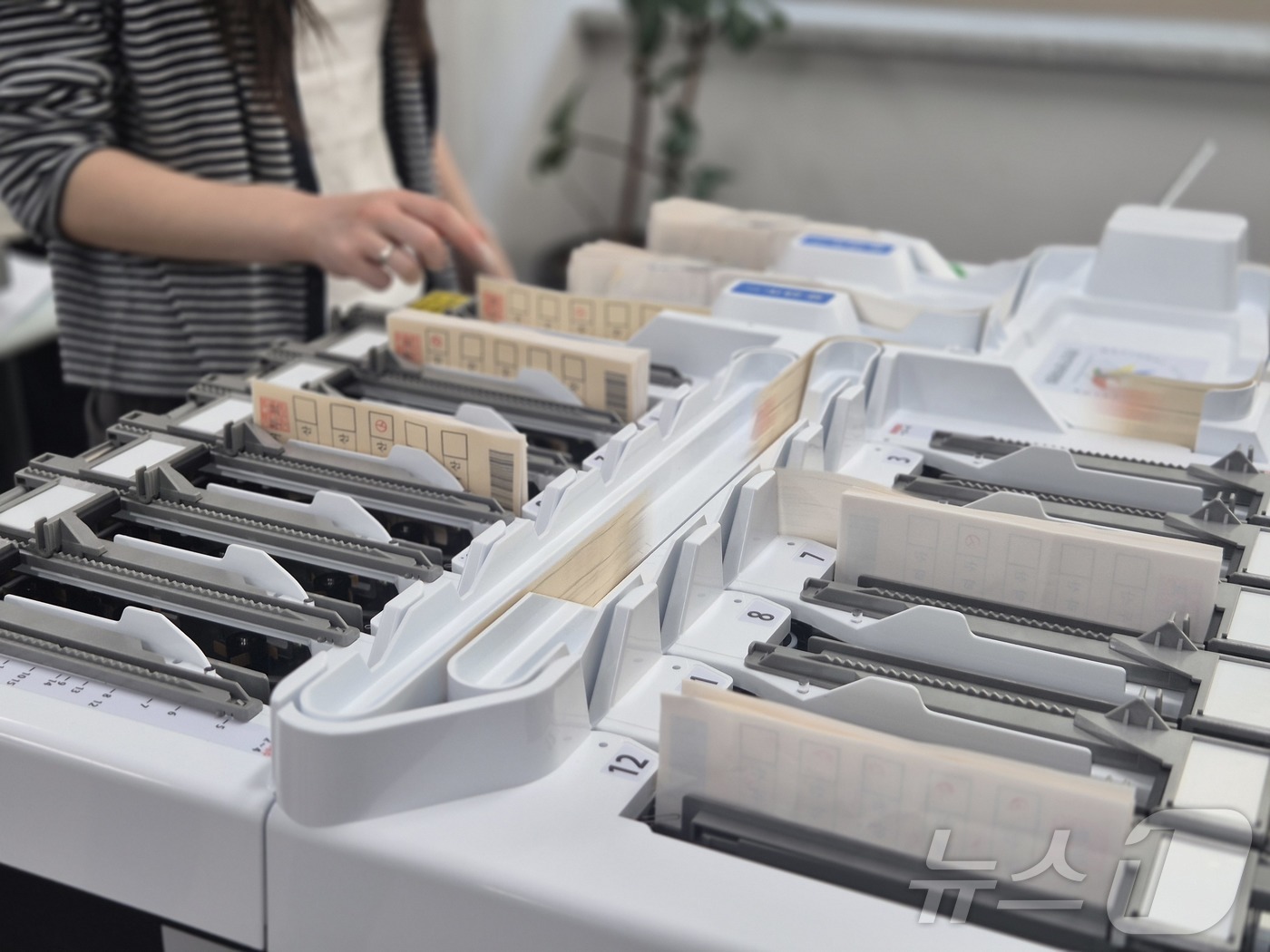 (창원=뉴스1) 강정태 기자 = 16일 경남 창원시성산구선거관리위원회 사무실에서 투표지분류기 운영요원이 6.3지방선거 제1차 투표지분류기 모의시험을 실시하고 있다. 2026.4.1 …