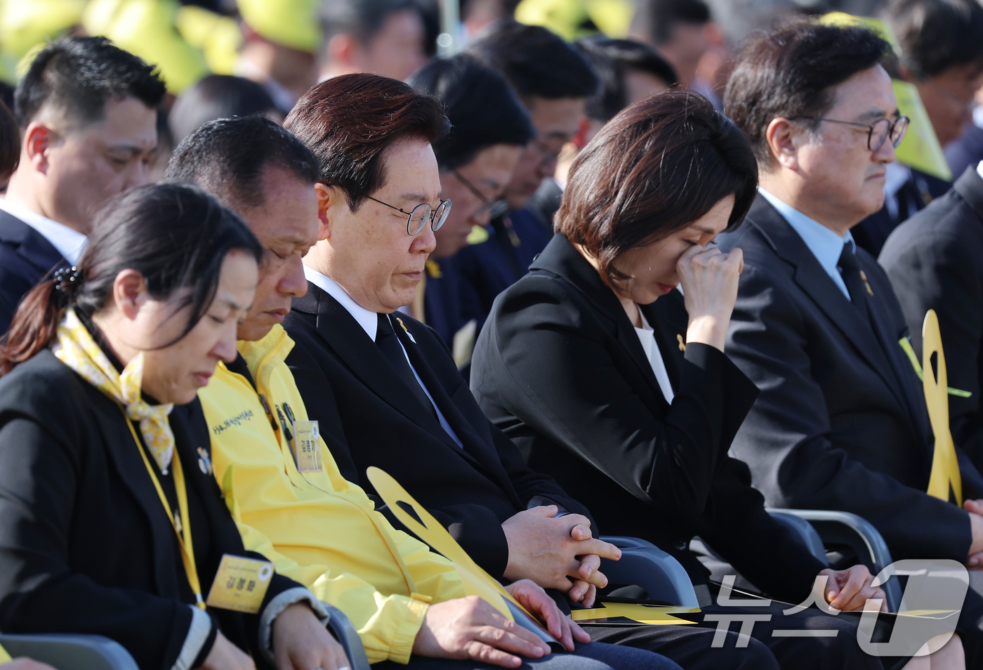 (안산=뉴스1) 허경 기자 = 이재명 대통령과 김혜경 여사가 16일 경기 안산 단원구 화랑유원지에서 열린 세월호 참사 12주기 기억식에 참석해 있다. (청와대통신사진기자단) 202 …