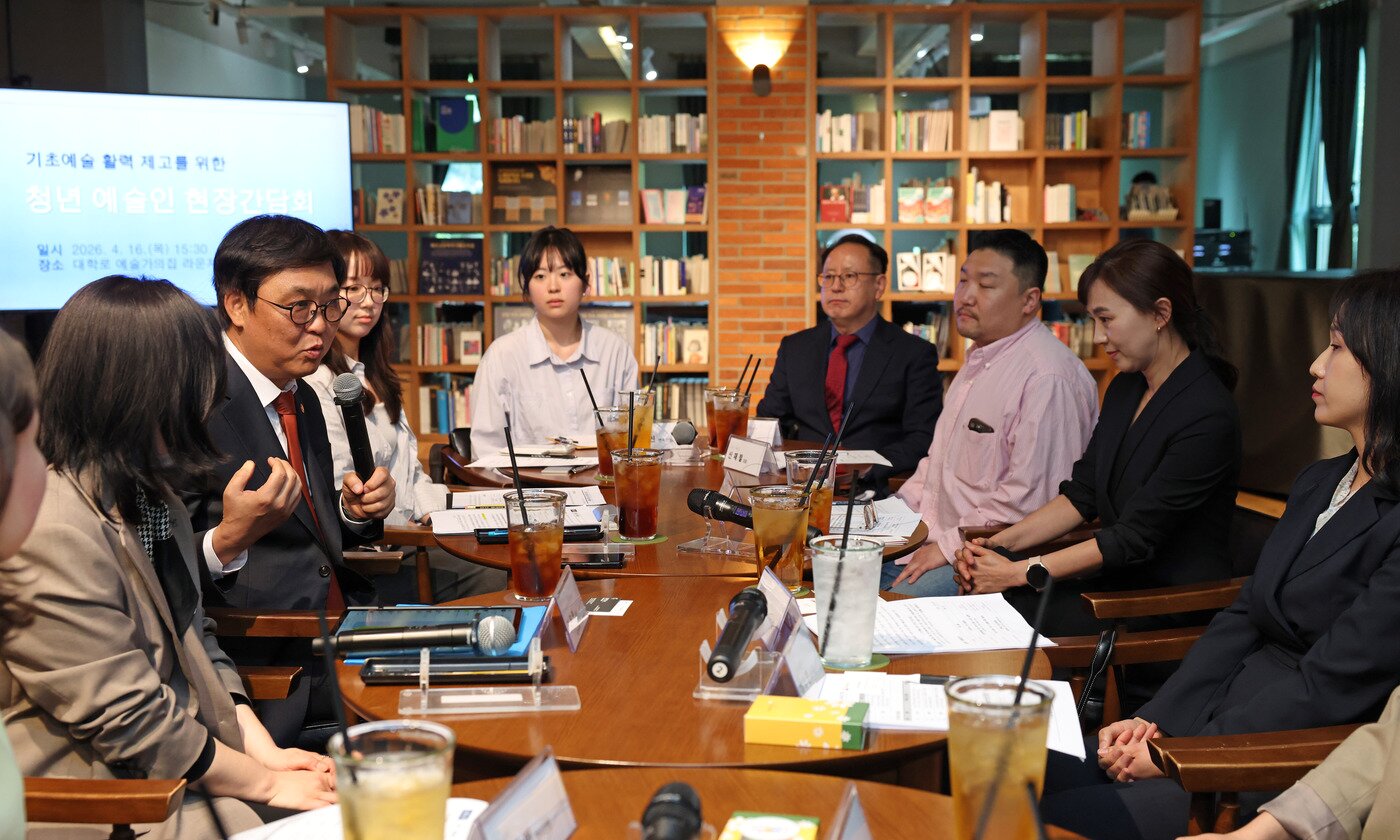 본문 이미지 - '문화예술기관 연수단원 지원' 사업의 핵심은 실질적인 '현장 경험'과 '소득 보장'이다. 문체부는 2026년도 제1회 추가경정예산 중 34억 원을 투입해 지원 대상을 기존 118명에서 총 393명으로 275명을 더 늘렸다.