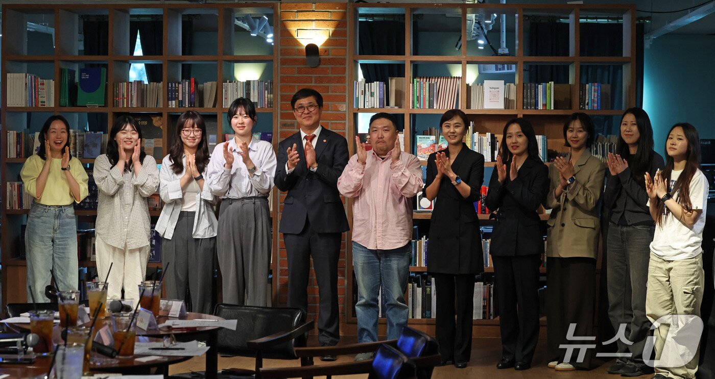 본문 이미지 - 문체부는 기초예술 분야 전체 추경 예산도 738억 원 늘렸다. 청년 일자리뿐 아니라 예술인, 영세 예술단체, 예술기업의 자생력을 함께 끌어올리겠다는 취지다.