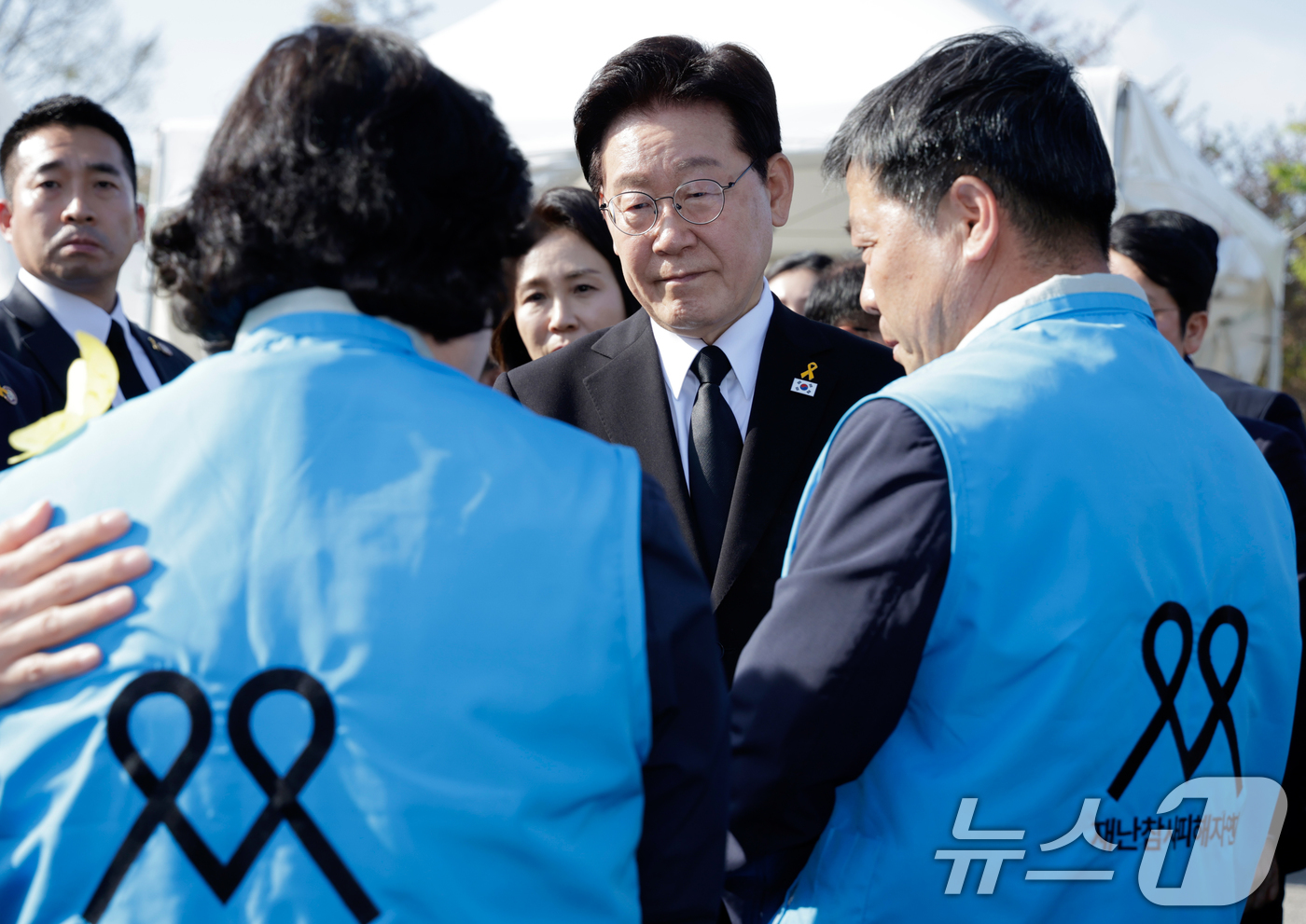 (안산=뉴스1) 허경 기자 = 이재명 대통령이 16일 경기 안산 단원구 화랑유원지에서 열린 세월호 참사 12주기 기억식을 마친 뒤 재난참사피해자연대를 위로하고 있다. (청와대통신사 …