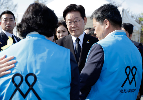 위로하는 이재명 대통령