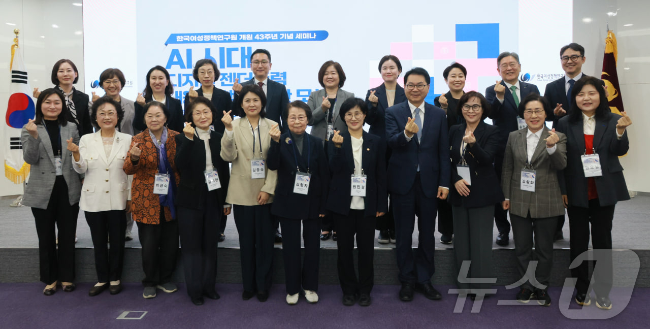 (서울=뉴스1) = 원민경 성평등가족부 장관이 16일 오후 서울 은평구 한국여성정책연구원에서 인공지능 시대 디지털 젠더폭력 대응 정책의 전환 모색을 주제로 열린 한국여성정책연구원 …