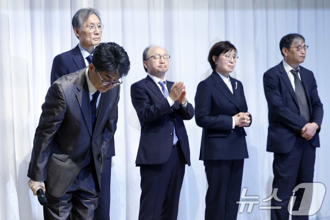 (서울=뉴스1) 박정호 기자 = 김우석 방송미디어통신심의위원회 상임위원이 16일 오후 서울시 양천구 목동동로 방송회관에서 열린 초대 위원장 취임식에서 황석주 전국언론노동조합 방송미 …