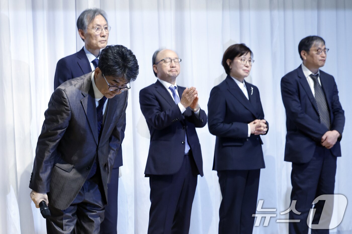 본문 이미지 - 김우석 방송미디어통신심의위원회 상임위원이 16일 오후 서울시 양천구 목동동로 방송회관에서 열린 초대 위원장 취임식에서 황석주 전국언론노동조합 방송미디어통신심의위원회지부 지부장의 직원들에 대한 사과 등 입장 표명 요구에 사과의 말을 전한 뒤 인사하고 있다. 2026.4.16 ⓒ 뉴스1 박정호 기자