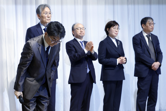 고개 숙인 김우석 상임위원