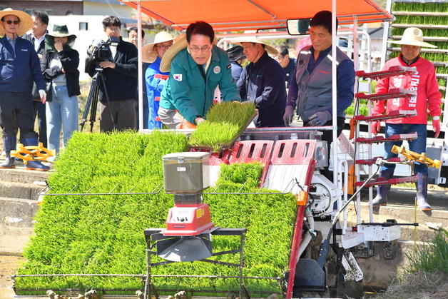 울주군서 올해 첫 모내기…"풍년 기원"
