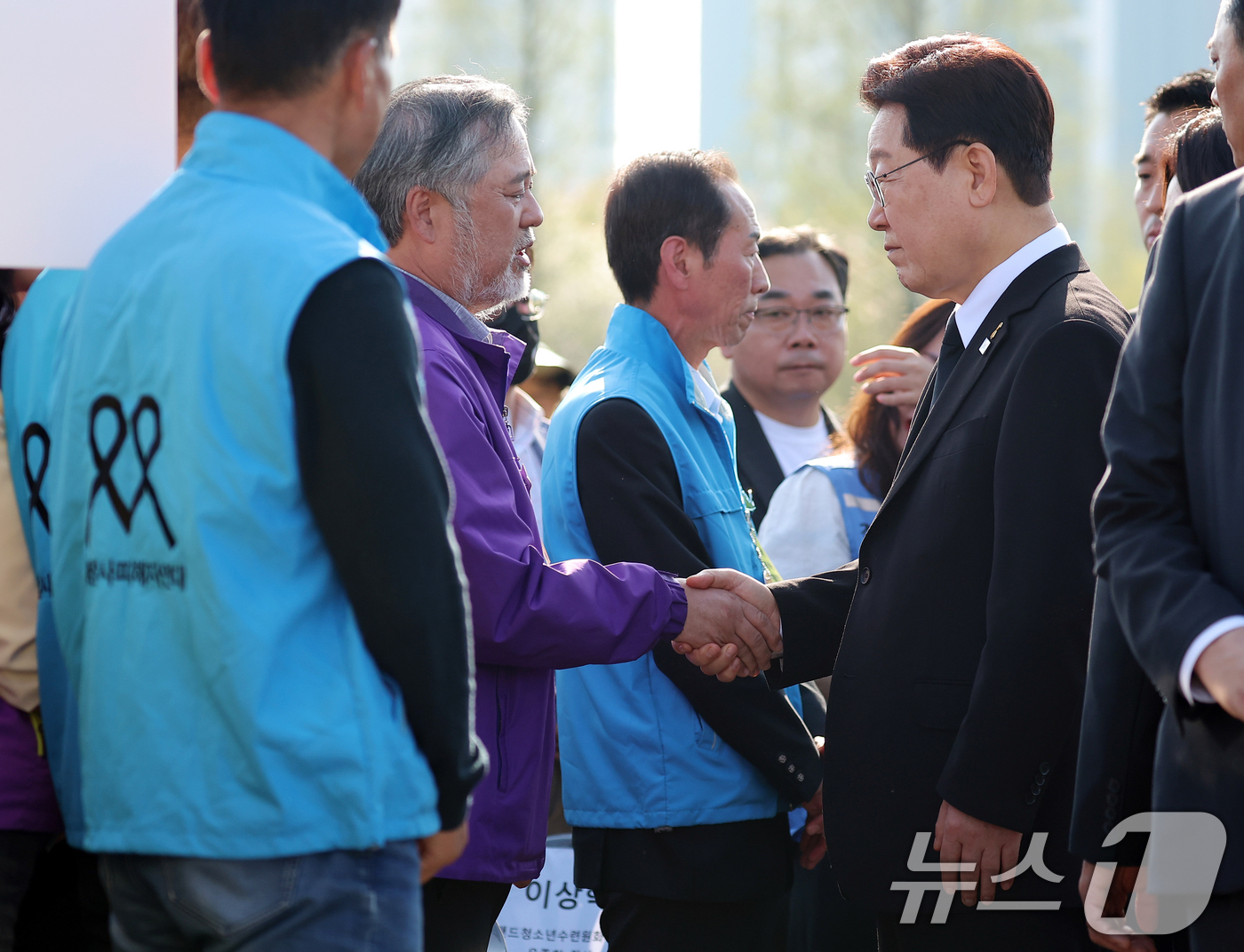 (안산=뉴스1) 허경 기자 = 이재명 대통령이 16일 경기 안산 단원구 화랑유원지에서 열린 세월호 참사 12주기 기억식을 마친 뒤 이정민 이태원유가족협의회 대표와 악수하고 있다. …