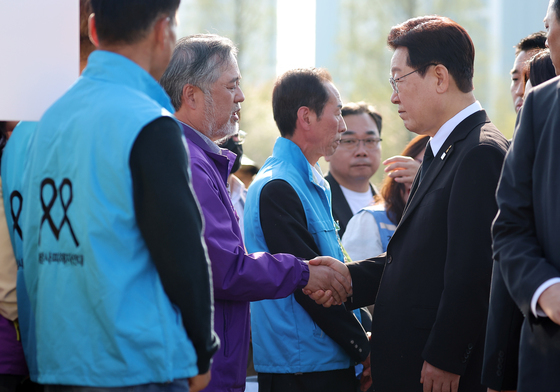 이정민 이태원유가족협의회 대표와 악수하는 이재명 대통령
