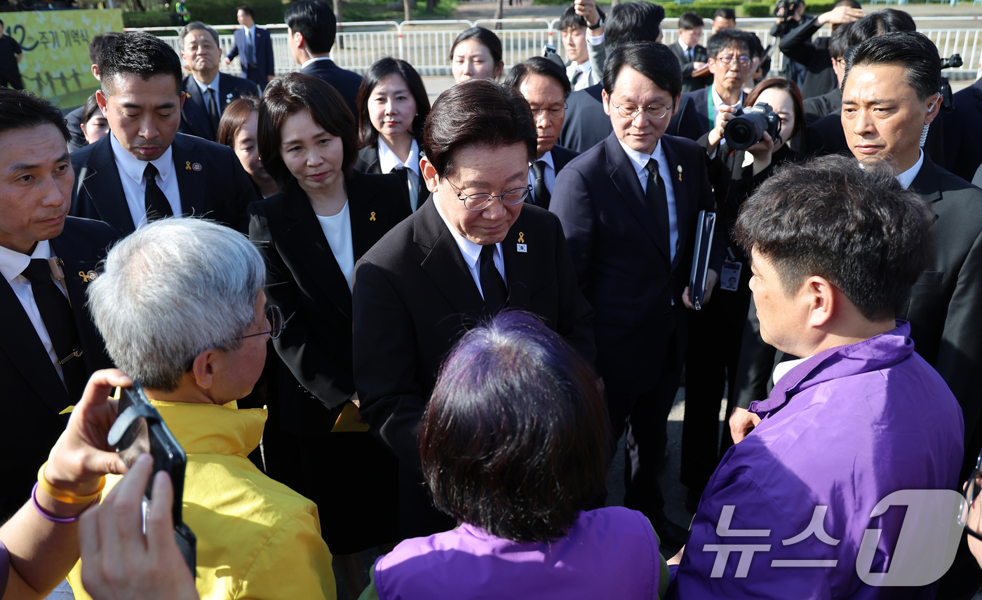 (안산=뉴스1) 허경 기자 = 이재명 대통령이 16일 경기 안산 단원구 화랑유원지에서 열린 세월호 참사 12주기 기억식을 마친 뒤 이태원 참사 유가족을 위로하고 있다. (청와대통신 …