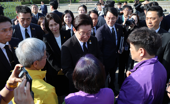 유가족 위로하는 이재명 대통령