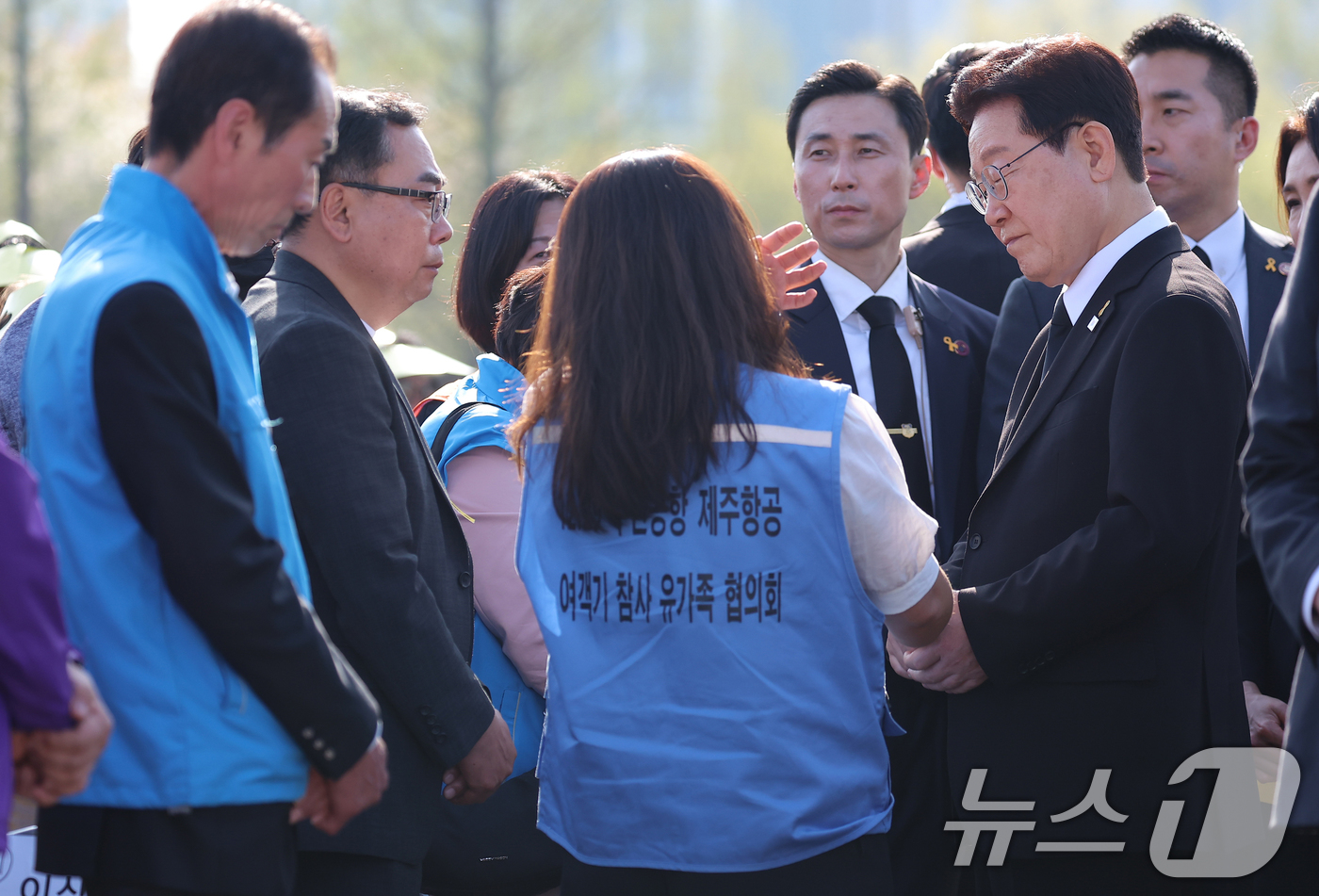 (안산=뉴스1) 허경 기자 = 이재명 대통령이 16일 경기 안산 단원구 화랑유원지에서 열린 세월호 참사 12주기 기억식을 마친 뒤 무안공항 제주항공 여객기 참사 유가족 협의회를 위 …