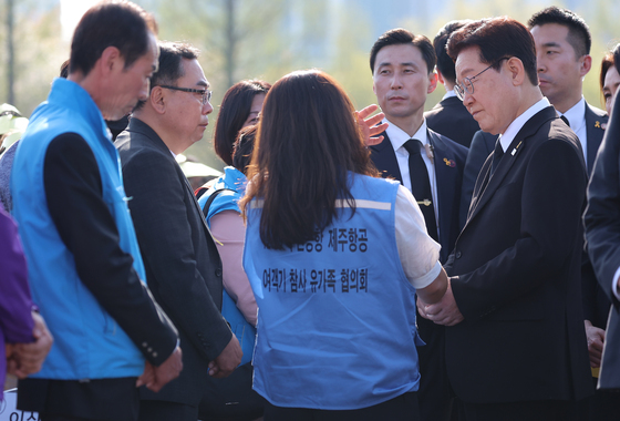 유가족 위로하는 이재명 대통령