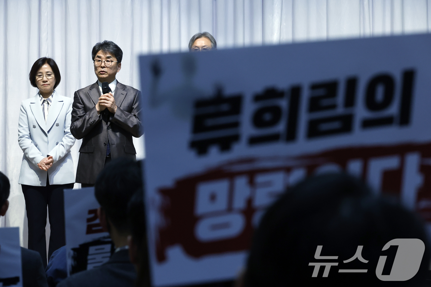 (서울=뉴스1) 박정호 기자 = 김우석 방송미디어통신심의위원회 상임위원이 16일 오후 서울시 양천구 목동동로 방송회관에서 열린 초대 위원장 취임식에서 황석주 전국언론노동조합 방송미 …