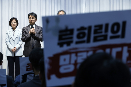 방미심위 김우석 상임위원, 직원들에게 사과