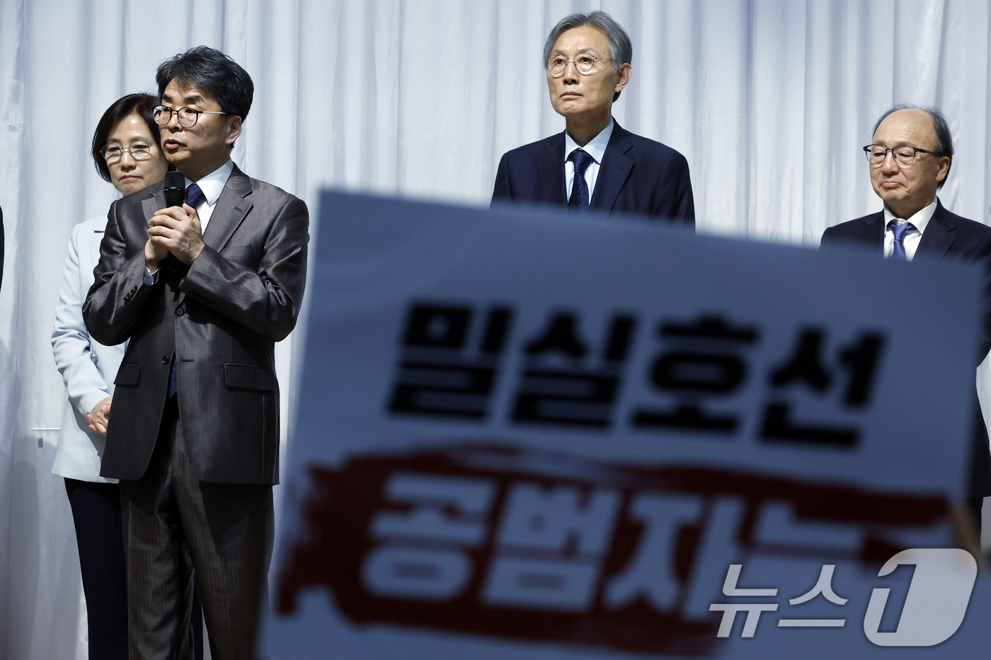 (서울=뉴스1) 박정호 기자 = 김우석 방송미디어통신심의위원회 상임위원이 16일 오후 서울시 양천구 목동동로 방송회관에서 열린 초대 위원장 취임식에서 황석주 전국언론노동조합 방송미 …