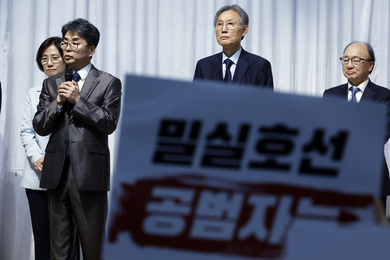 입장 표명하는 김우석 상임위원