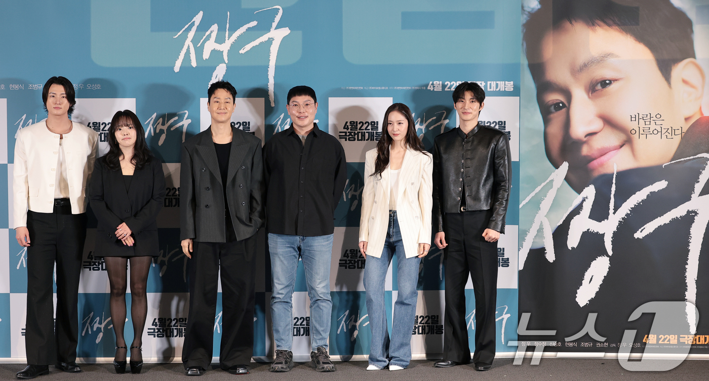 (서울=뉴스1) 권현진 기자 = 배우 신승호(왼쪽부터)와 권소현, 정우, 오성호 감독, 정수정, 조범규가 16일 서울 용산구 CGV용산아이파크몰에서 열린 영화 '짱구'(감독 정우, …