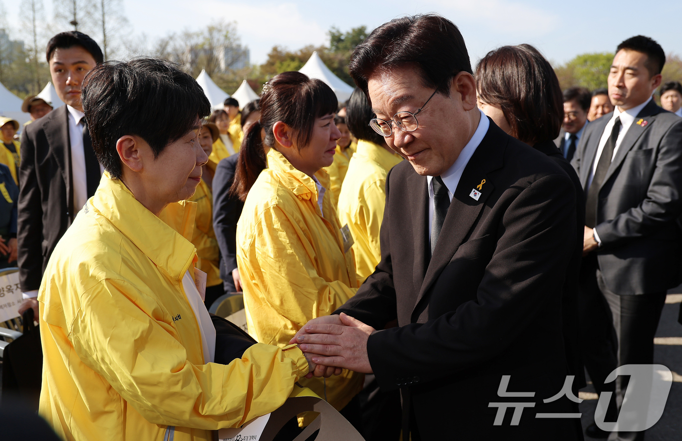 (안산=뉴스1) 허경 기자 = 이재명 대통령이 16일 경기 안산 단원구 화랑유원지에서 열린 세월호 참사 12주기 기억식을 마친 뒤 유가족을 위로하고 있다. (청와대통신사진기자단) …