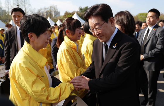세월호 유가족 위로하는 이재명 대통령