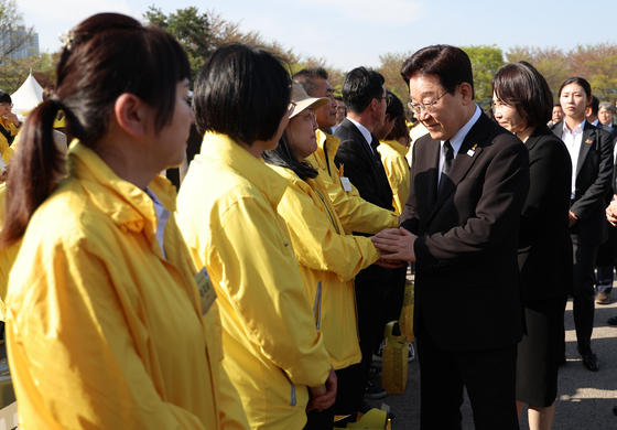 세월호 유가족 위로하는 이재명 대통령