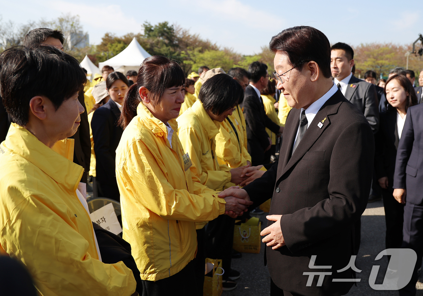 (안산=뉴스1) 허경 기자 = 이재명 대통령이 16일 경기 안산 단원구 화랑유원지에서 열린 세월호 참사 12주기 기억식을 마친 뒤 유가족을 위로하고 있다. (청와대통신사진기자단) …