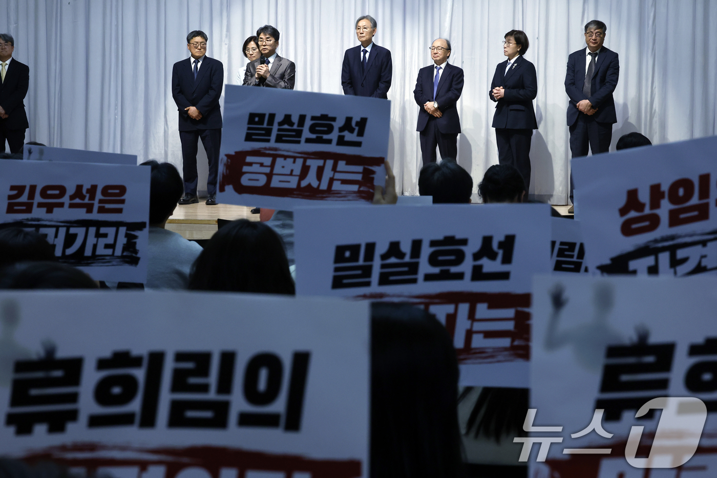 (서울=뉴스1) 박정호 기자 = 김우석 방송미디어통신심의위원회 상임위원이 16일 오후 서울시 양천구 목동동로 방송회관에서 열린 초대 위원장 취임식에서 황석주 전국언론노동조합 방송미 …