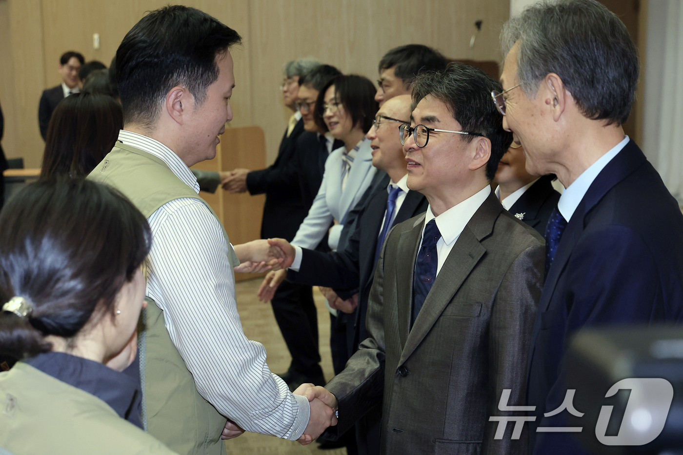 (서울=뉴스1) 박정호 기자 = 김우석 방송미디어통신심의위원회 상임위원이 16일 오후 서울시 양천구 목동동로 방송회관에서 열린 초대 위원장 취임식에서 직원들에 대한 사과 등 입장 …