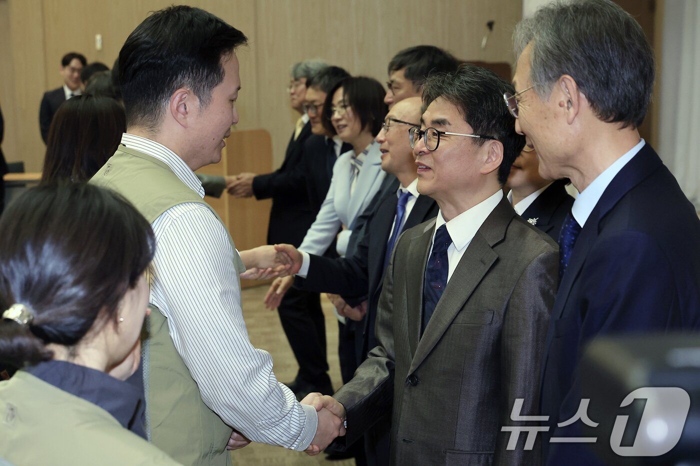 본문 이미지 - 김우석 방송미디어통신심의위원회 상임위원이 16일 오후 서울시 양천구 목동동로 방송회관에서 열린 초대 위원장 취임식에서 직원들에 대한 사과 등 입장 표명 요구한 황석주 전국언론노동조합 방송미디어통신심의위원회지부 지부장과 인사를 나누고 있다. 2026.4.16 ⓒ 뉴스1 박정호 기자