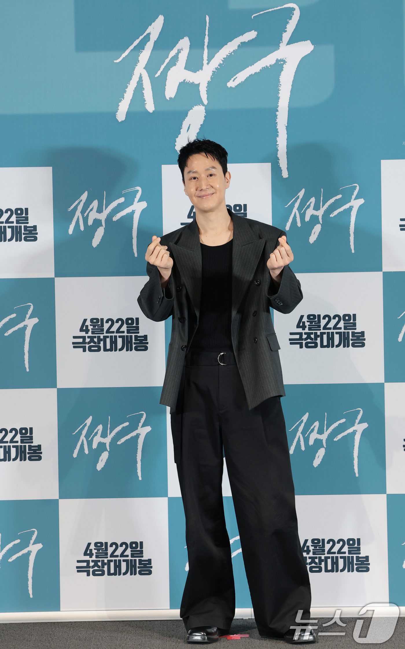 (서울=뉴스1) 권현진 기자 = 배우 정우가 16일 서울 용산구 CGV용산아이파크몰에서 열린 영화 '짱구'(감독 정우, 오성호) 언론시사회에 참석하고 있다.'짱구'는 매번 꺾이고 …