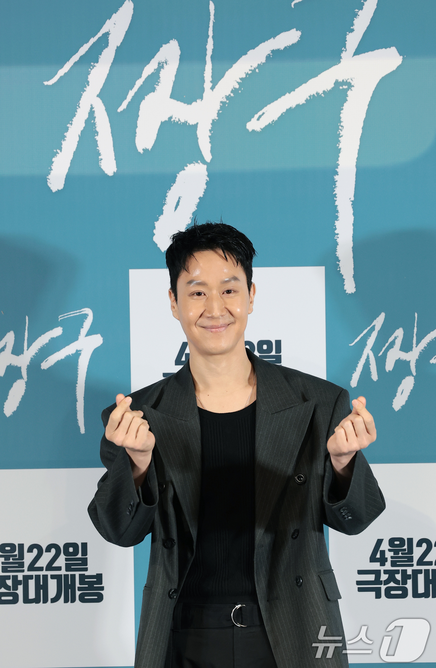 (서울=뉴스1) 권현진 기자 = 배우 정우가 16일 서울 용산구 CGV용산아이파크몰에서 열린 영화 '짱구'(감독 정우, 오성호) 언론시사회에 참석해 포즈를 취하고 있다.'짱구'는 …