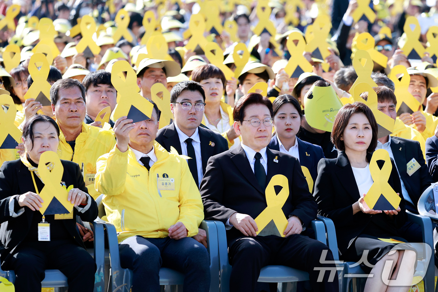 (안산=뉴스1) 허경 기자 = 이재명 대통령과 김혜경 여사가 16일 경기 안산 단원구 화랑유원지에서 열린 세월호 참사 12주기 기억식에서 노란 리본 피켓을 들고 있다. (청와대통신 …