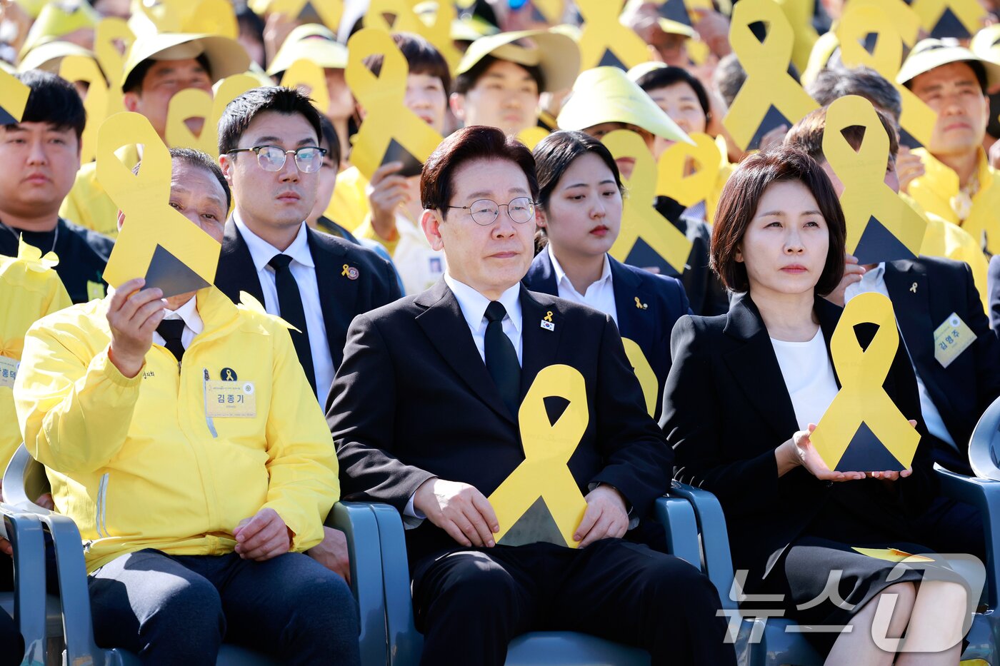본문 이미지 - 이재명 대통령과 김혜경 여사가 16일 경기 안산 단원구 화랑유원지에서 열린 세월호 참사 12주기 기억식에서 노란 리본 피켓을 들고 있다. (청와대통신사진기자단) 2026.4.16 ⓒ 뉴스1 허경 기자