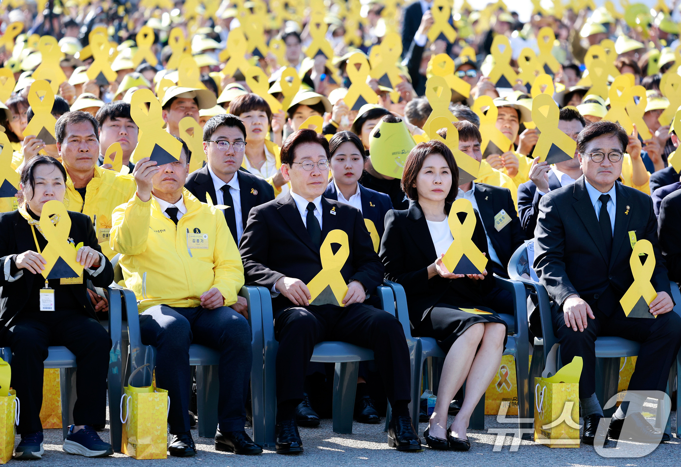 (안산=뉴스1) 허경 기자 = 이재명 대통령과 김혜경 여사가 16일 경기 안산 단원구 화랑유원지에서 열린 세월호 참사 12주기 기억식에서 노란 리본 피켓을 들고 있다. (청와대통신 …