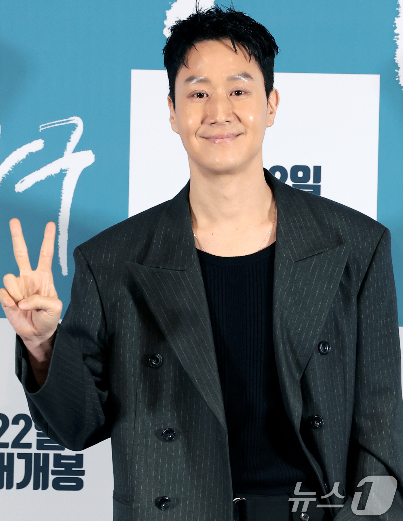 (서울=뉴스1) 권현진 기자 = 배우 정우가 16일 서울 용산구 CGV용산아이파크몰에서 열린 영화 '짱구'(감독 정우, 오성호) 언론시사회에 참석해 포즈를 취하고 있다.'짱구'는 …