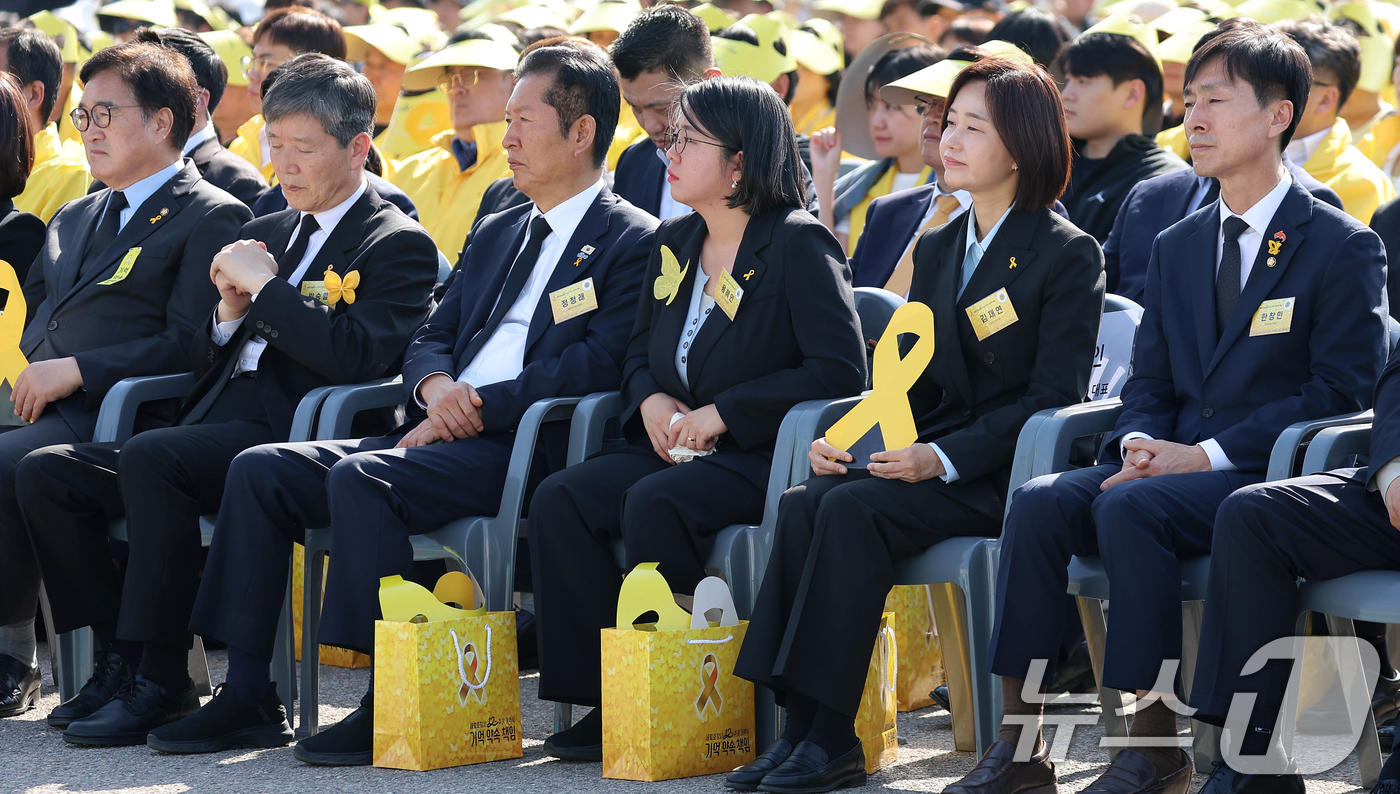 (안산=뉴스1) 허경 기자 = 16일 경기 안산 단원구 화랑유원지에서 열린 세월호 참사 12주기 기억식에 정당 대표들이 참석해 있다. (청와대통신사진기자단) 2026.4.16/뉴스 …