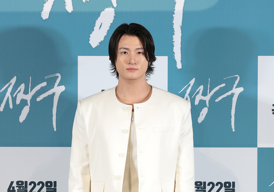 포즈 취하는 신승호