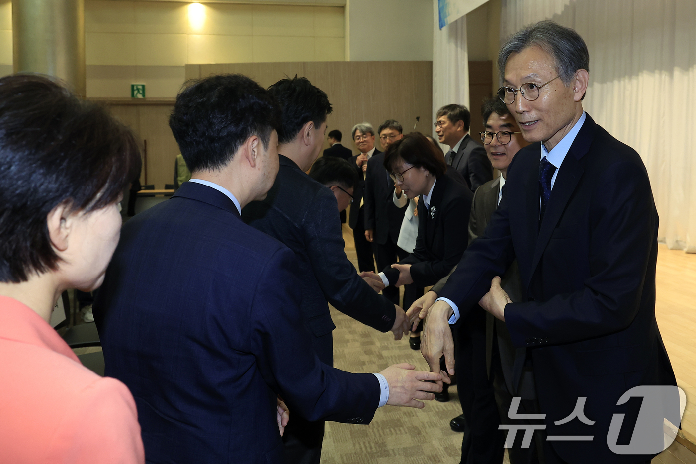 (서울=뉴스1) 박정호 기자 = 고광헌 방송미디어통신심의위원회 위원장이 16일 오후 서울시 양천구 목동동로 방송회관에서 열린 취임식에서 직원들과 인사를 나누고 있다. 2026.4. …