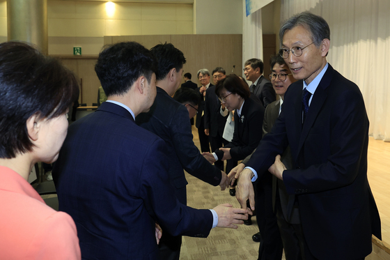 직원들과 인사 나누는 고광헌 위원장