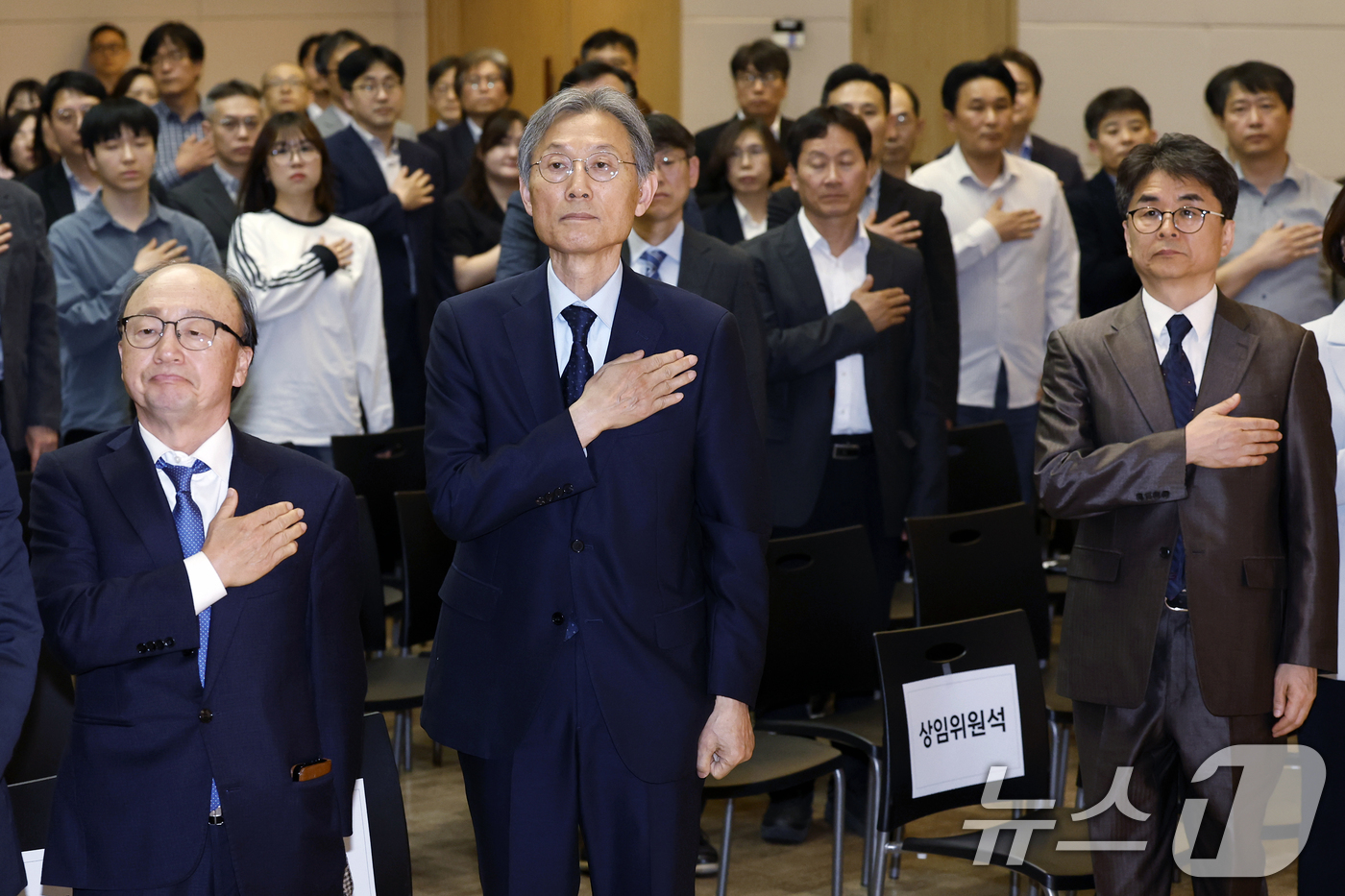 (서울=뉴스1) 박정호 기자 = 고광헌 방송미디어통신심의위원회 위원장이 16일 오후 서울시 양천구 목동동로 방송회관에서 열린 취임식에서 국민의례를 하고 있다. 2026.4.16/뉴 …