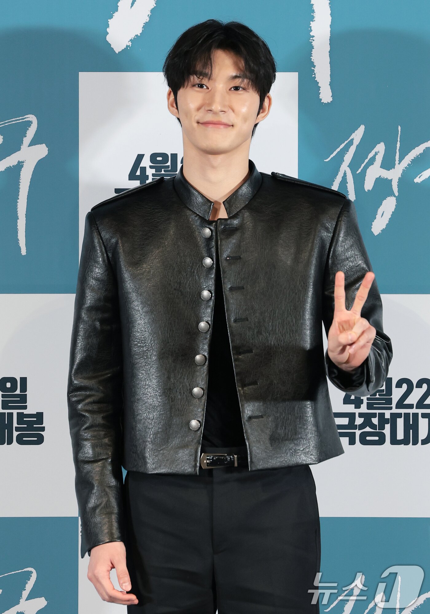 본문 이미지 - 배우 조범규가 16일 서울 용산구 CGV용산아이파크몰에서 열린 영화 '짱구'(감독 정우, 오성호) 언론시사회에 참석해 포즈를 취하고 있다. '짱구'는 매번 꺾이고 좌절해도 배우가 되겠다는 바람 하나로 버티고 일어서는 오디션 천재 '짱구'(정우)의 유쾌하고 뜨거운 도전 드라마다. 2026.4.16 ⓒ 뉴스1 권현진 기자