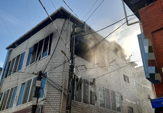 경북 영천 상가건물에 불…50대 남녀 심정지