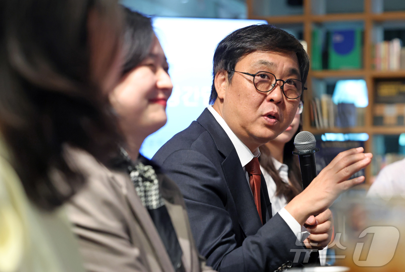 (서울=뉴스1) = 최휘영 문화체육관광부 장관이 16일 서울 종로구 예술가의집에서 청년 예술인들과 간담회를 하고 있다. (문화체육관광부 제공. 재판매 및 DB 금지) 2026.4. …