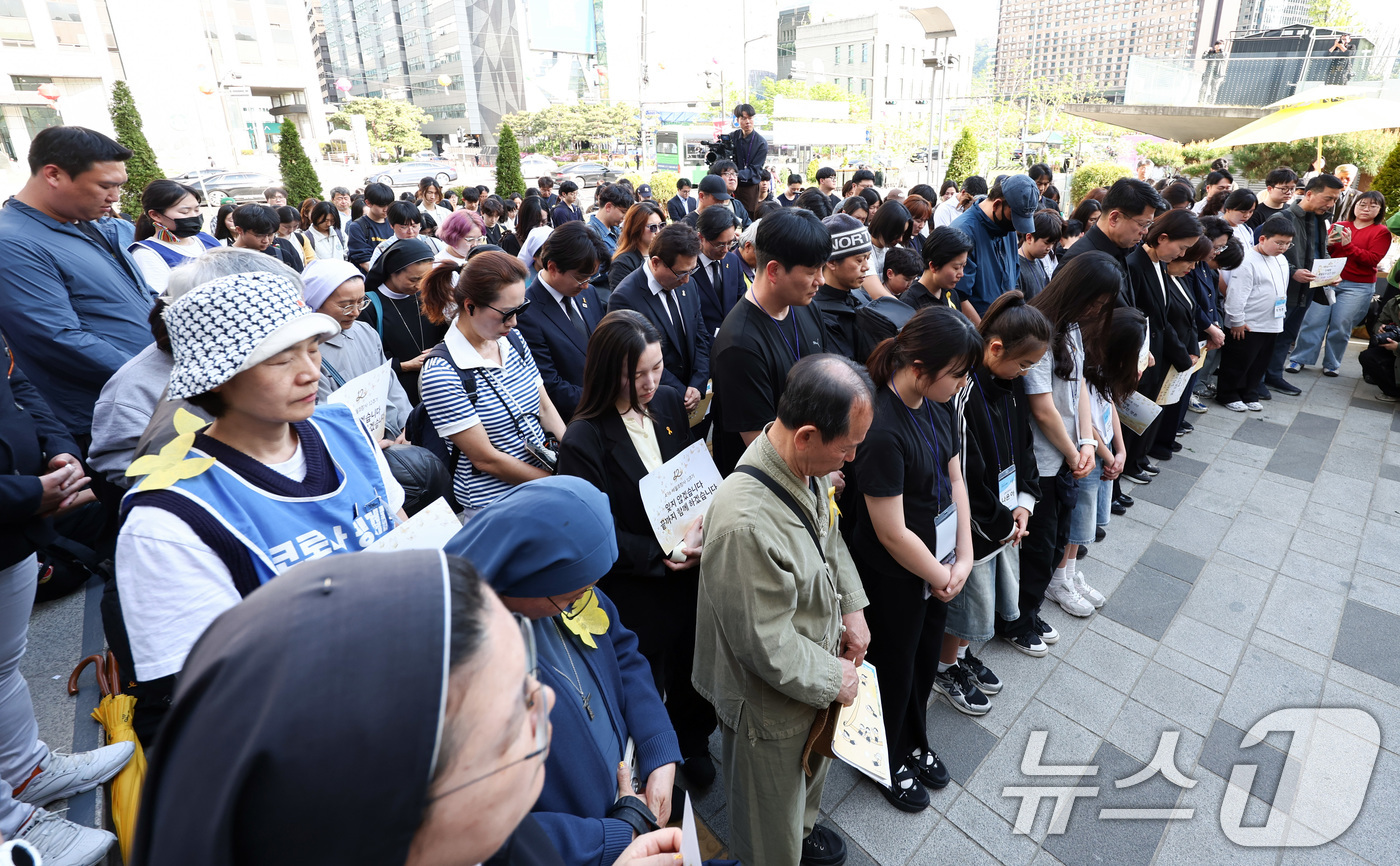 (서울=뉴스1) 최지환 기자 = 16일 오후 서울 중구 세월호 기억공간에서 열린 세월호참사 12주기 세월호 기억공간 시민 기억식에서 추모객들이 묵념을 하고 있다. 2026.4.16 …