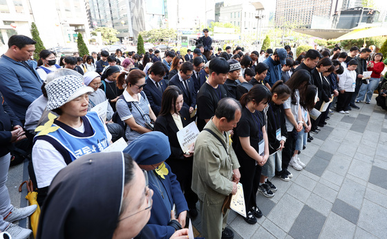 세월호 희생자 추모하는 시민들
