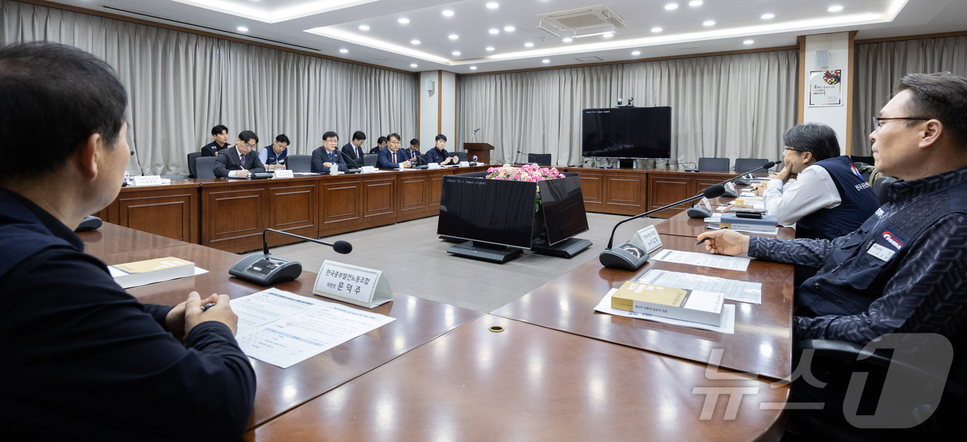 (서울=뉴스1) = 김성환 기후에너지환경부 장관이 16일 서울 서초구 한강홍수통제소에서 발전공기업 노조 대표들과 간담회를 하고 있다. (기후에너지환경부 제공. 재판매 및 DB 금지 …